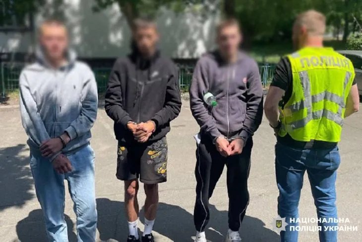 У Києві оперативники затримали трьох молодиків, які займалися збутом психотропів