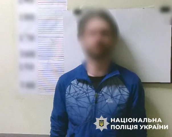 Поліцейські затримали на вулиці киянина, який напідпитку з набоями та гранатами гуляв вулицями міста