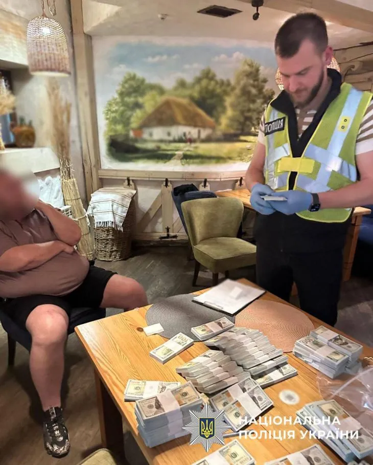 Поліцейські затримали двох ділків, які за 500 тисяч доларів «продавали» керівну посаду одного з держпідприємств НААН України