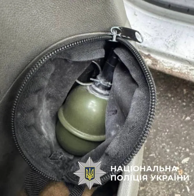 Поліцейські Києва затримали двох іноземців, які, погрожуючи гранатою, змусили перехожого перерахувати на їх картку 5000 гривень