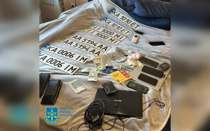У Києві викрито схему продажу “красивих” автономерів працівником сервісного центру МВС