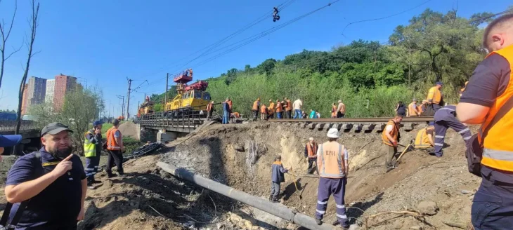 Рух поїздів на Київщині змінено через пошкодження залізниці після обстрілу