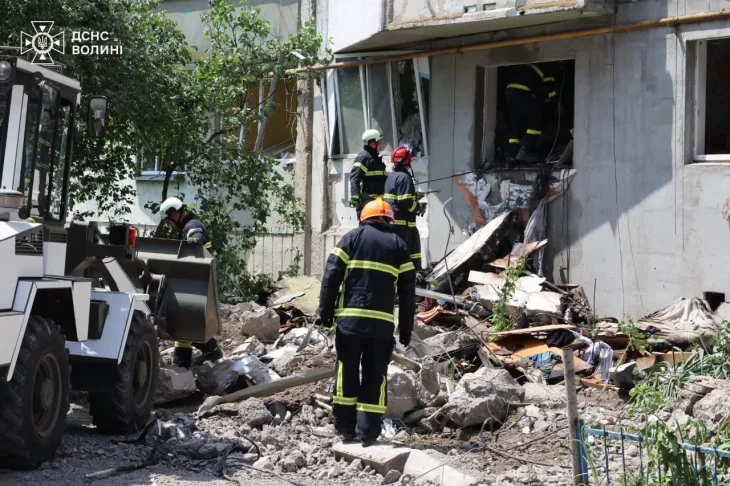 У Луцьку рятувальники деблокували тіло загиблого після ракетного удару росії