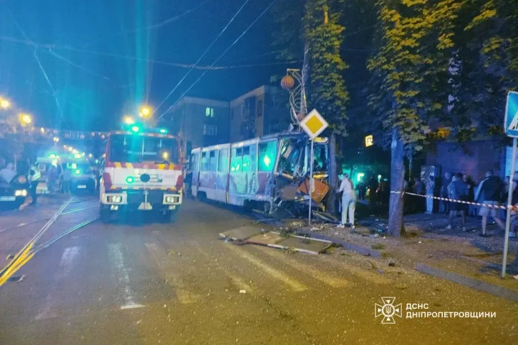 У Кривому Розі трамвай зійшов з рейок і врізався в дерево: постраждали п’ятеро осіб