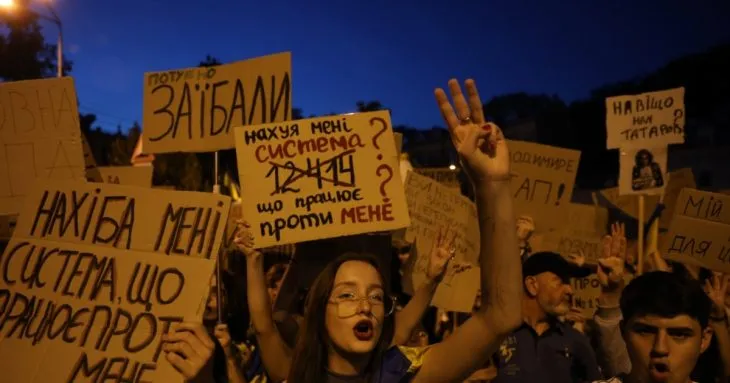 Лайка на протестах: дискусія про нецензурну лексику на плакатах молоді