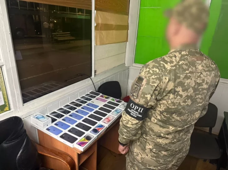 На Львівщині затримали контрабанду iPhone та великої партії контрацептивів