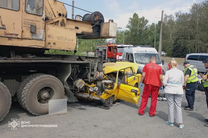 У Кривому Розі водій ВАЗ загинув у ДТП з автокраном на вулиці Івана Сірка