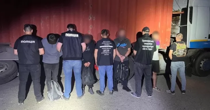 В Одеській області затримали трьох ухилянтів, які намагалися виїхати за кордон у вантажівці з лісом