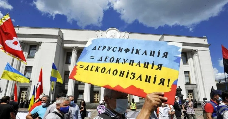 Мовний омбудсман закликає скасувати особливий статус російської мови в Україні