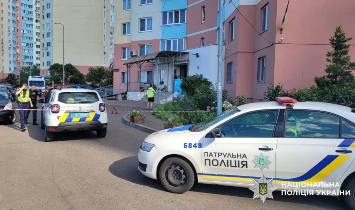 У Києві з вікна багатоповерхівки випав чотирирічний хлопчик
