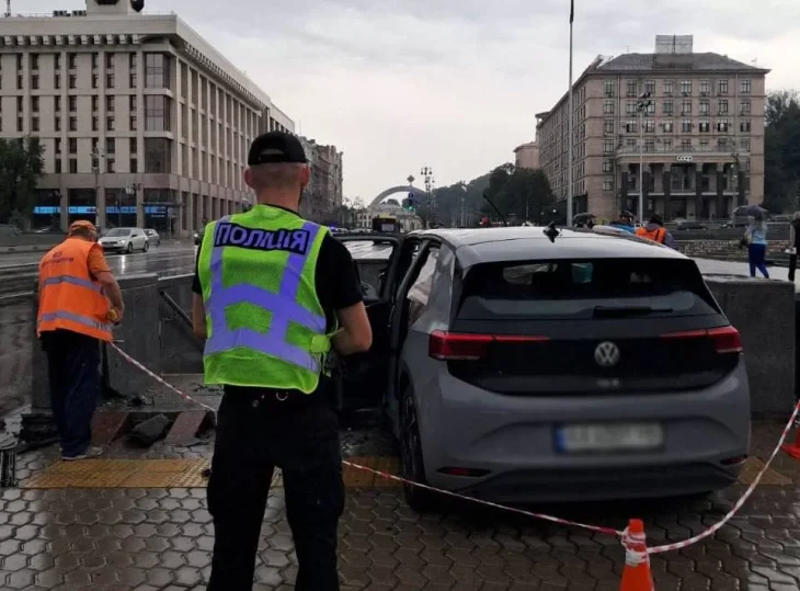 У центрі Києва автомобіль вилетів на тротуар біля Майдану: є постраждалий