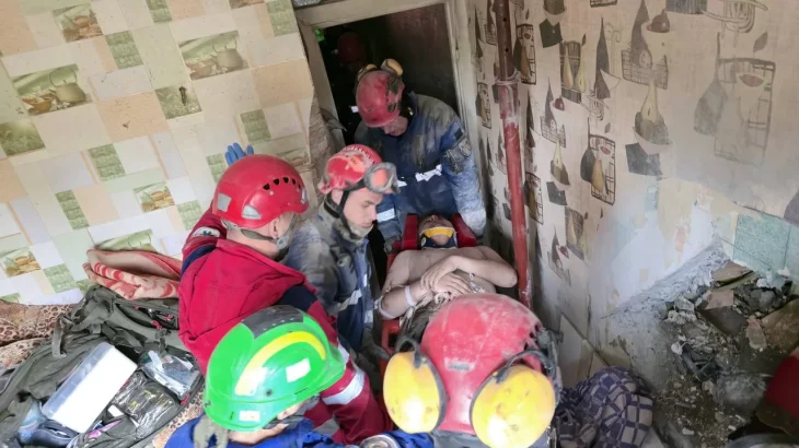 У Києві рятувальники дістали чоловіка з-під завалів зруйнованого під’їзду