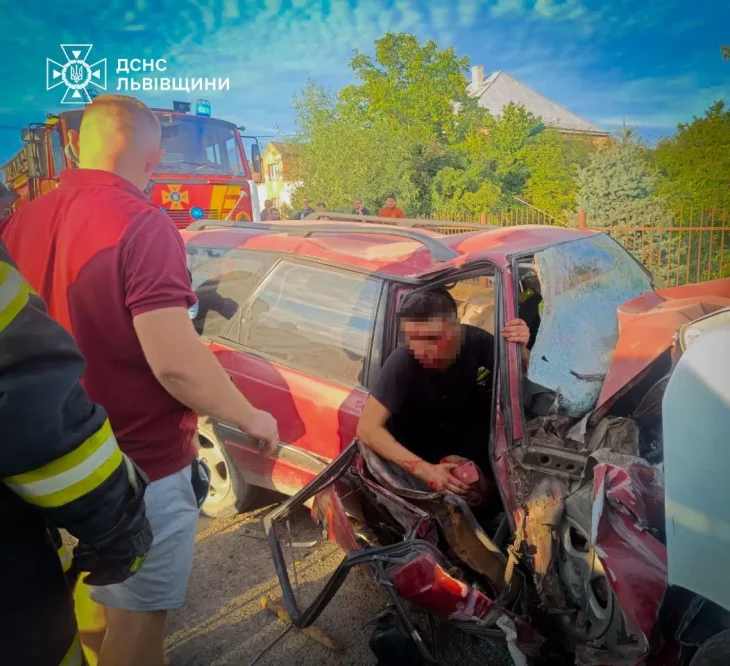 Смертельна аварія біля Львова: водій загинув, пасажир у важкому стані