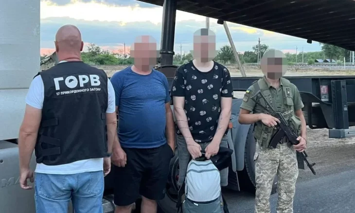Прикордонники виявили схованку для втікачів у гідроциліндрах вантажівок на кордоні з Румунією
