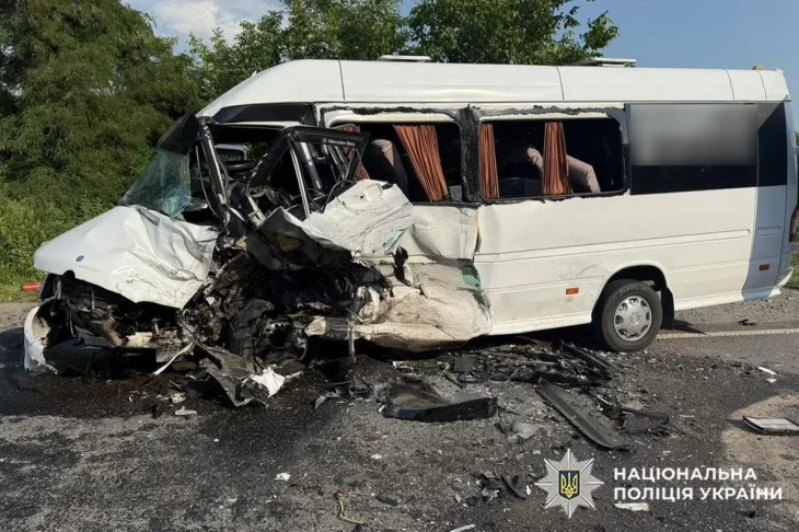 На Хмельниччині внаслідок ДТП з автобусом постраждали 16 осіб, серед них діти