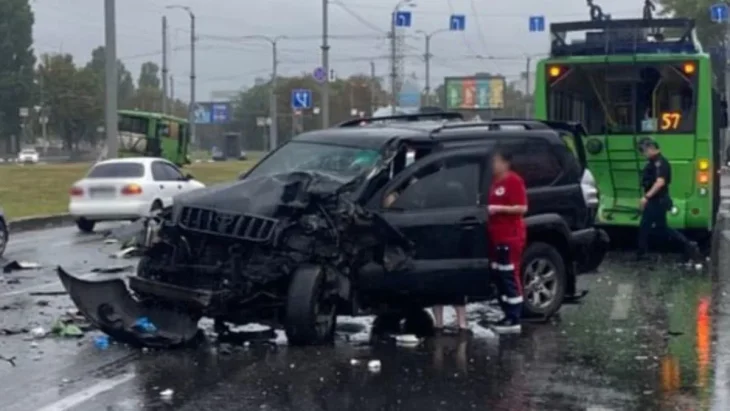 У Харкові аварія за участю тролейбуса, автобуса й Toyota: вісім травмованих