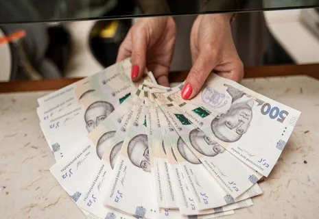 Мінімальна зарплата у 2025 році: що чекає на українців і як це вплине на рівень бідності