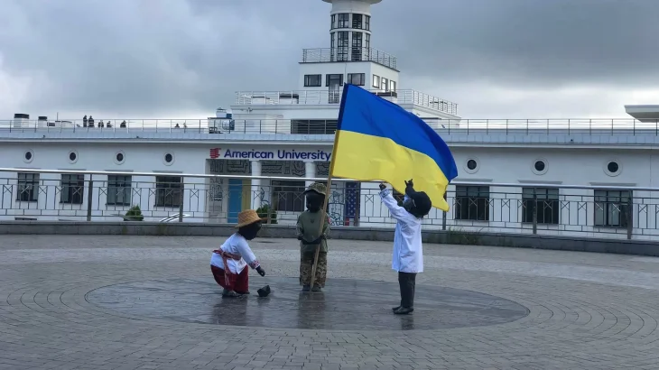 У Києві на Поштовій площі переодягли скульптури малюків до Дня Незалежності