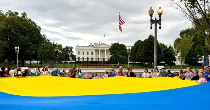 Тисячі українців провели акції у світі до Дня Незалежності, наголошуючи: війна триває