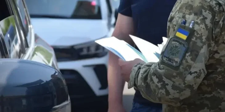 У Верховній Раді зареєстрували законопроєкт про виїзд чоловіків до 24 років за кордон