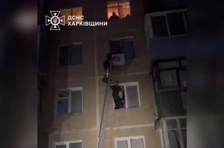 У Харкові трирічна дівчинка випала з вікна п’ятиповерхівки та дивом врятувалася