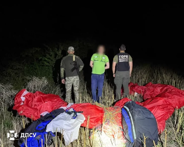 На Хмельниччині прикордонники затримали чоловіка, який намагався перетнути кордон на параплані