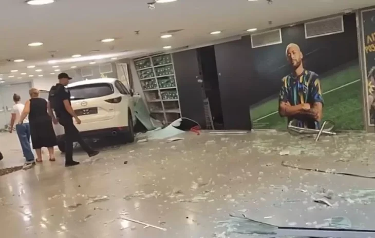 У Києві кросовер Mazda протаранив двері ТРЦ Ocean Plaza та заїхав у приміщення