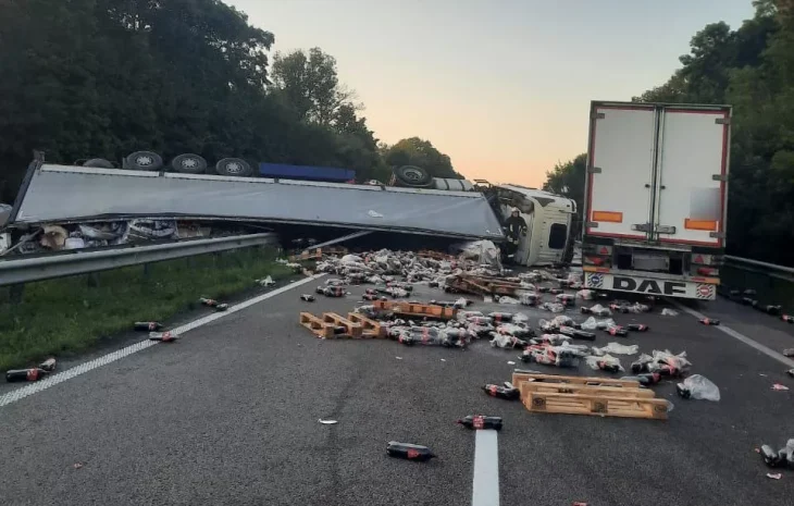 В Умані вантажівка розсипала пляшки Coca-Cola на трасі Київ — Одеса після ДТП