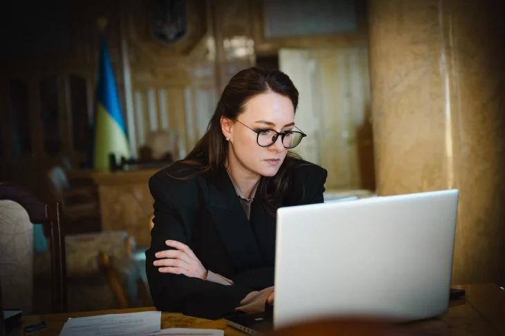 Кабмін розглядає дозвіл на виїзд за кордон чоловіків до 22 років