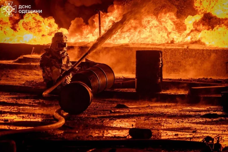 Росія здійснила повторний обстріл нафтобази SOCAR в Одеській області