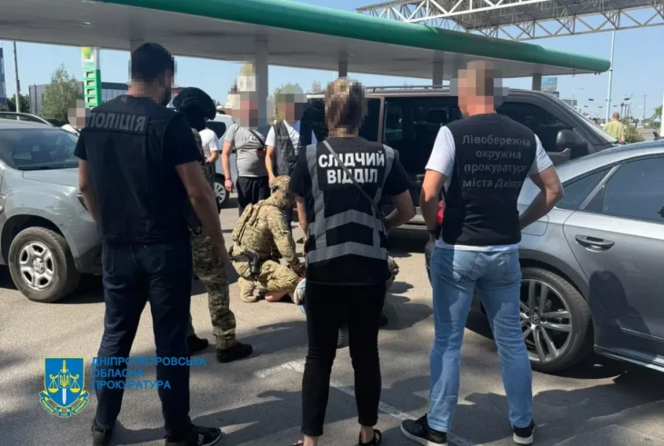 У Дніпрі затримали чоловіка, який продавав фіктивний статус батька-одинака для виїзду з України