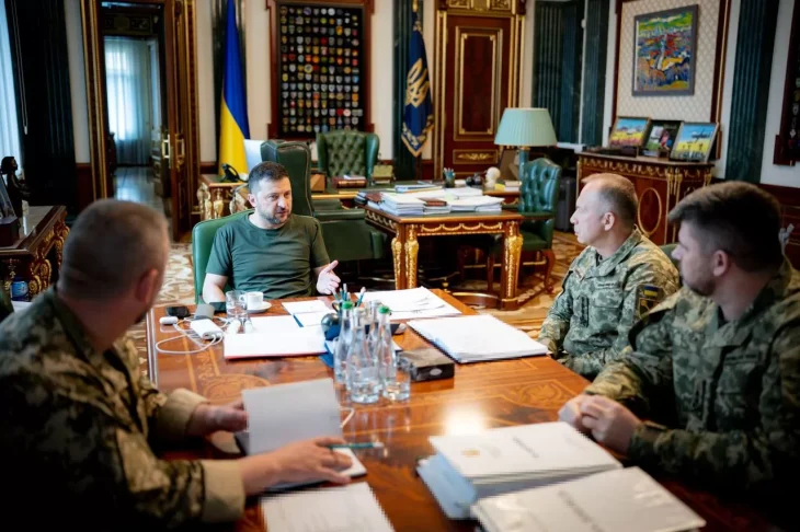 Зеленський провів нараду з військовим командуванням щодо ситуації на фронті