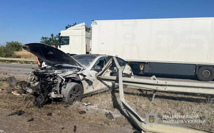 На трасі Київ — Одеса BMW врізався у відбійник: загинула жінка, ще одна постраждала