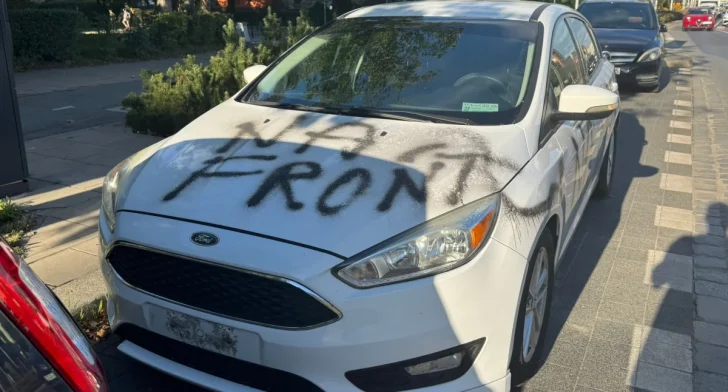 У Вроцлаві пошкодили авто українки та залишили напис “Na front”