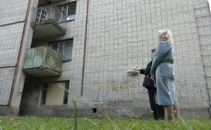 У Луцьку 17-річна студентка випала з балкона гуртожитку: поліція розслідує обставини
