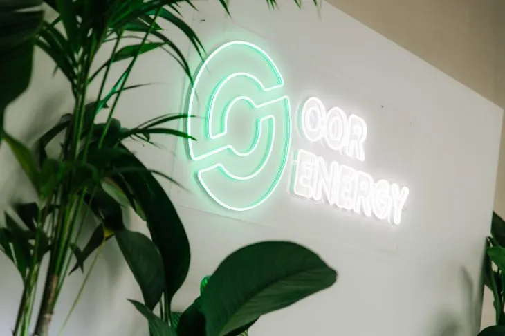 В Україні з’явився перший АЗК COR-Energy, який здатен працювати автономно та заряджати електроавтомобілі лише завдяки енергії сонця
