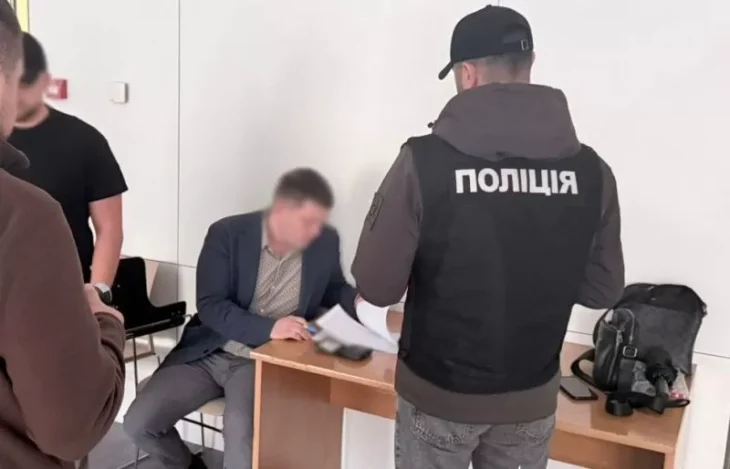 Керівника апарату КМДА підозрюють у фальсифікації документів для виїзду за кордон