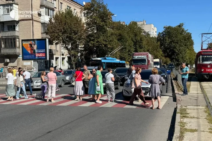 Жителі Дніпра перекрили вулицю через п’ятиденну відсутність електроенергії