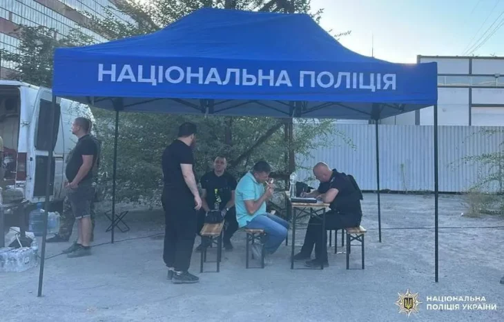Масштабна пожежа на складах у Дніпрі: поліція обмежила рух і розгорнула пункт допомоги