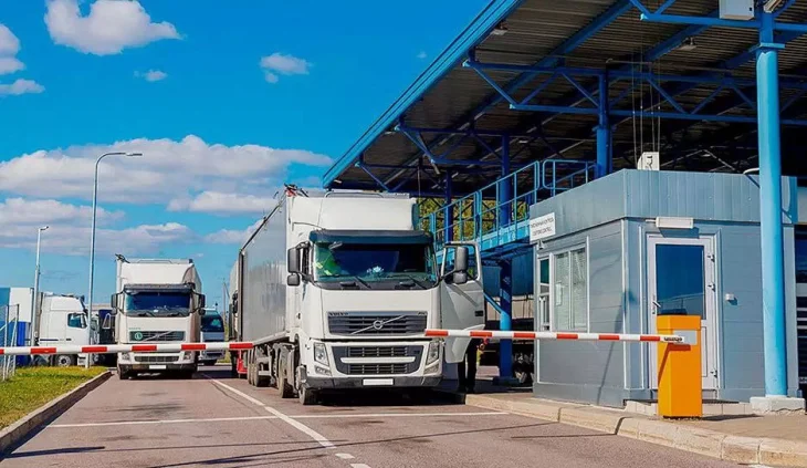 Майже 1500 польських вантажівок заблоковані на кордоні з білоруссю через його закриття