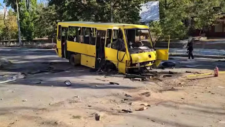 Російські війська обстріляли маршрутний автобус і житлові будинки у Херсоні: є загиблі та поранені