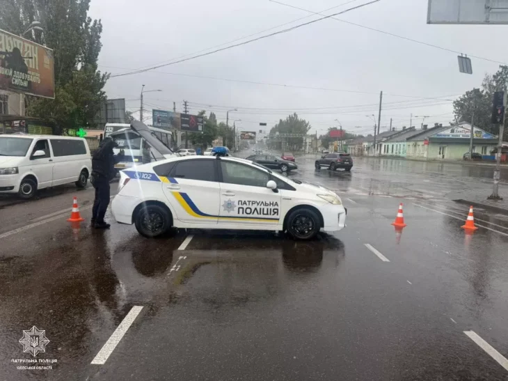 Потужна злива в Одесі паралізувала рух транспорту та спричинила падіння дерев
