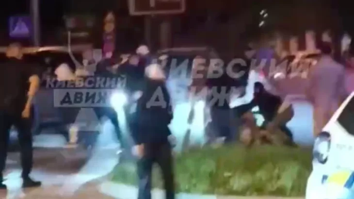 У Києві поліція затримала дев’ятьох чоловіків після масової бійки біля клубу