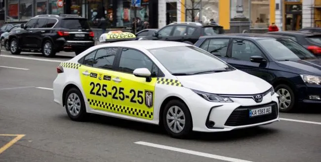 У Києві різко зростають ціни на таксі під час повітряних тривог
