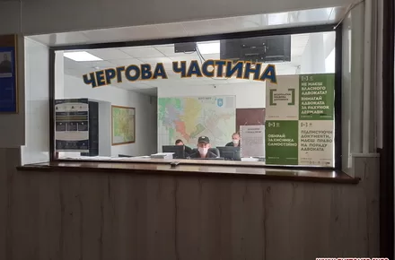 На Прикарпатті звільнили двох поліцейських за вимагання хабаря у моделі OnlyFans