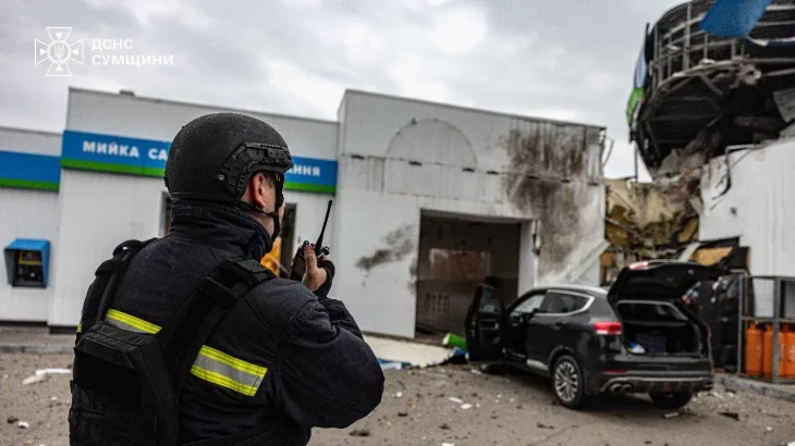 Російські дрони-камікадзе атакували Суми: пошкоджені АЗС і залізниця, двоє поранених