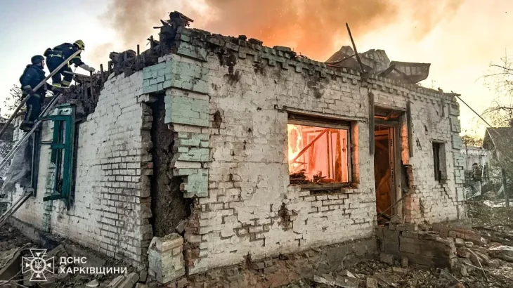 Авіаудар росії по Лозовій спричинив пожежу та руйнування, є поранені