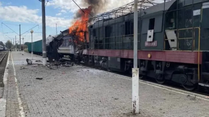 Укрзалізниця попередила про затримки та зміни маршрутів поїздів через обстріли