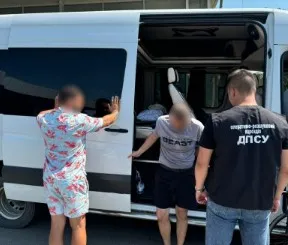 Незаконним перевезенням чоловіків через кордон поставили заслін