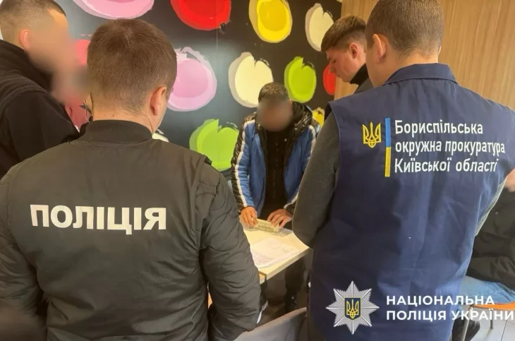 У Борисполі затримали чоловіка за спробу зняти з розшуку через хабар у 8,5 тисяч доларів